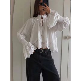 Camisa Romântica Bordada com Renda Elegante Gola Alta Mangas Compridas Bufantes, Top Vintage Solto Amarração na Frente