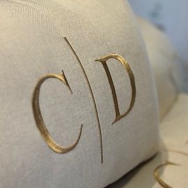 Almofada Personalizada Bordada com Enchimento Rineira Baguete 50x30 Inicial Casal Linho Veludo